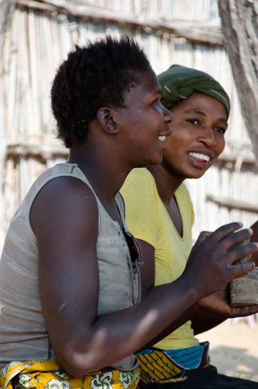 56 - Namibia - poblado Kavango - mujeres Kavango